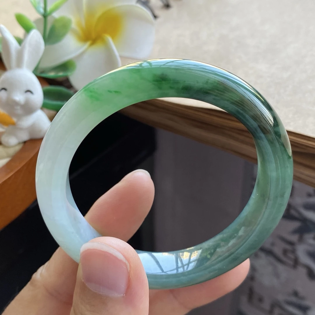 1.14批13148号手镯50.6-11.5-7.8有特色的飘花镯！三层绿意的渐变