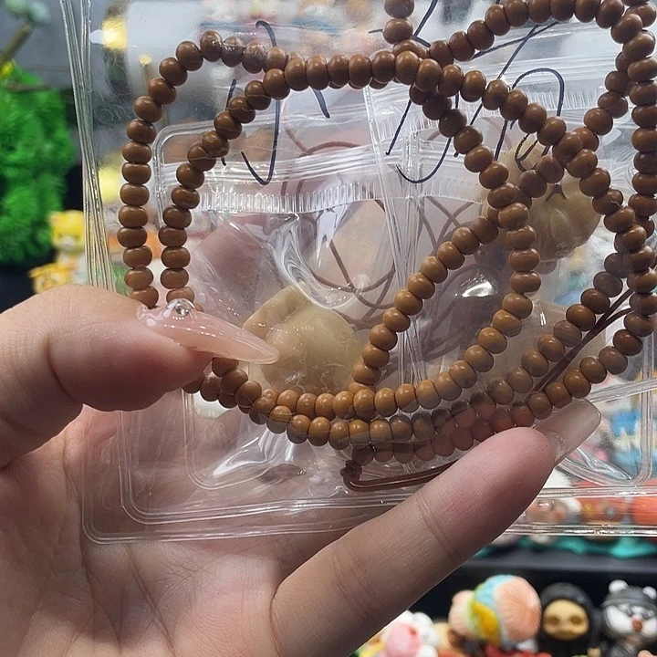 无非金属项链和2个牙果