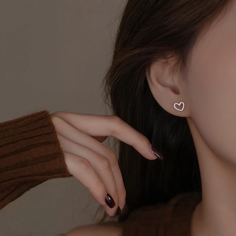 卡柒 铜合金耳饰 韩系银色爱心耳钉女时尚百搭高级感小巧精致耳饰