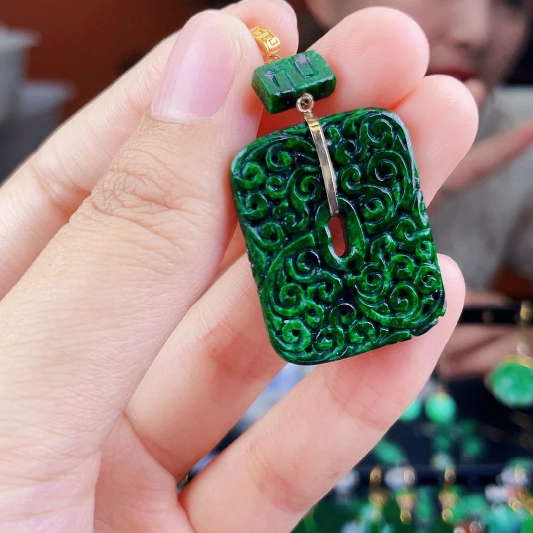 翡翠18K金镶嵌颈饰