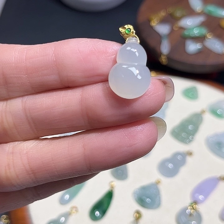 翡翠18K金镶嵌颈饰