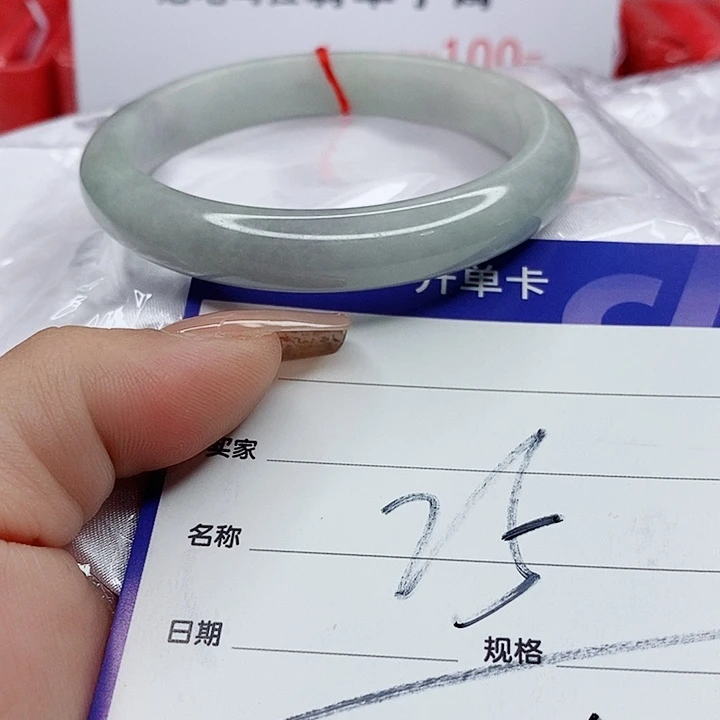 翡翠手镯未镶嵌翡翠