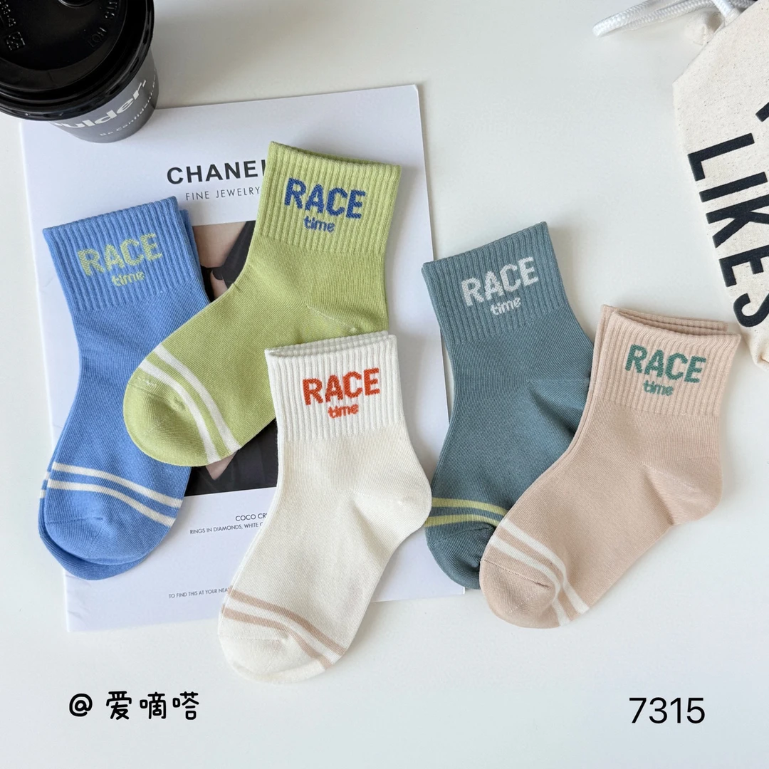 爱嘀嗒7315儿童袜子秋冬款潮款字母亮色运动男童中筒小孩精梳棉袜