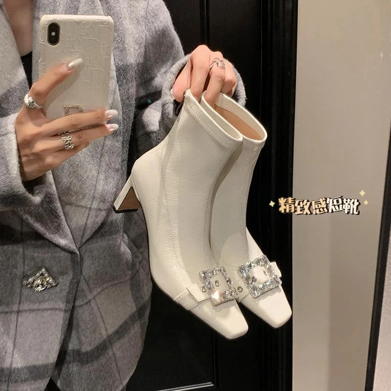 2025秋季新款米白色气质显瘦弹力靴方头高跟瘦瘦靴后拉链水钻短靴
