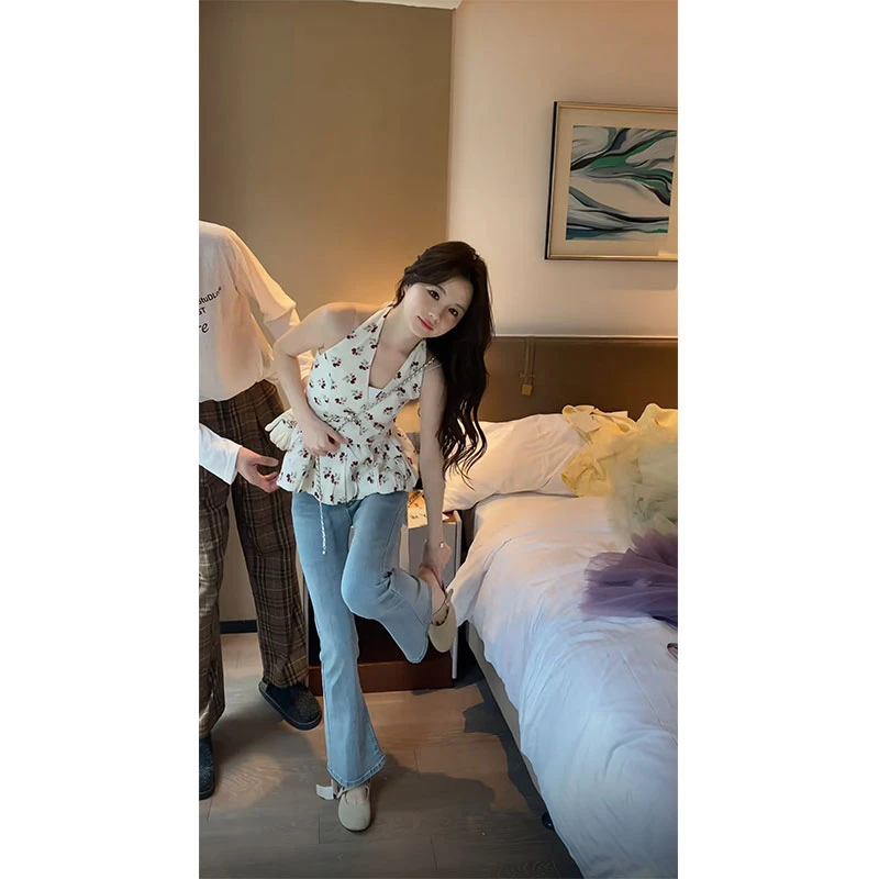 2025年夏季新款ins少女感挂脖露背系带碎花短款上衣配微喇牛仔裤
