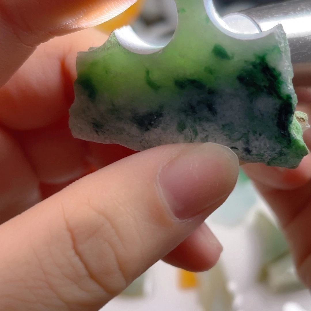 颈饰未镶嵌翡翠。