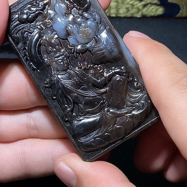 奥***脊和田玉未镶嵌颈饰