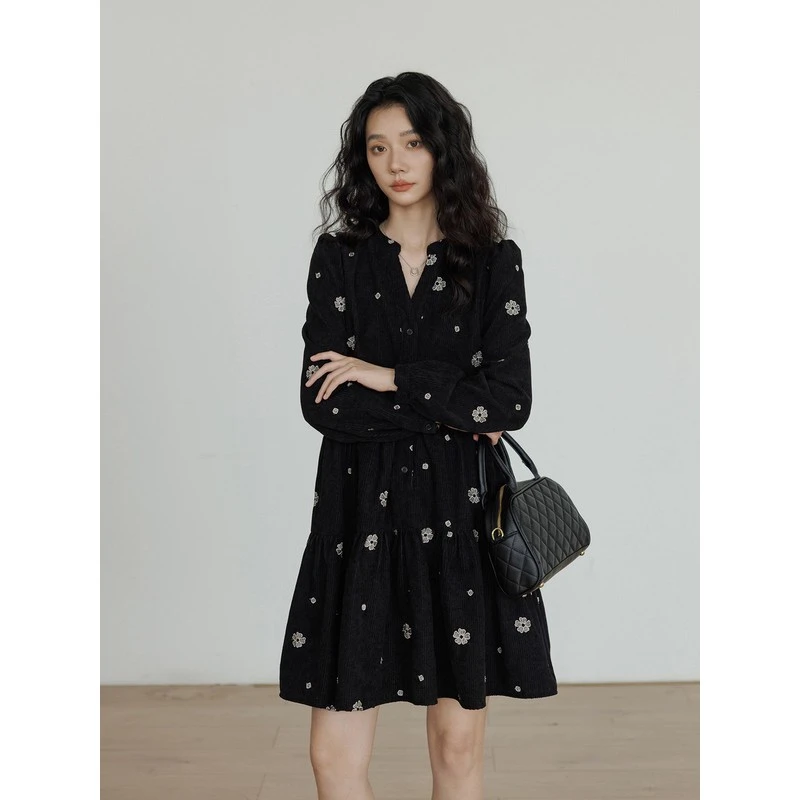 刺绣连衣裙女春秋2025新款设计感v领长袖重工小个子气质中长裙子