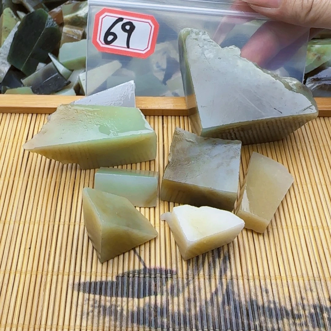 人***火和田玉未镶嵌珠宝半成品