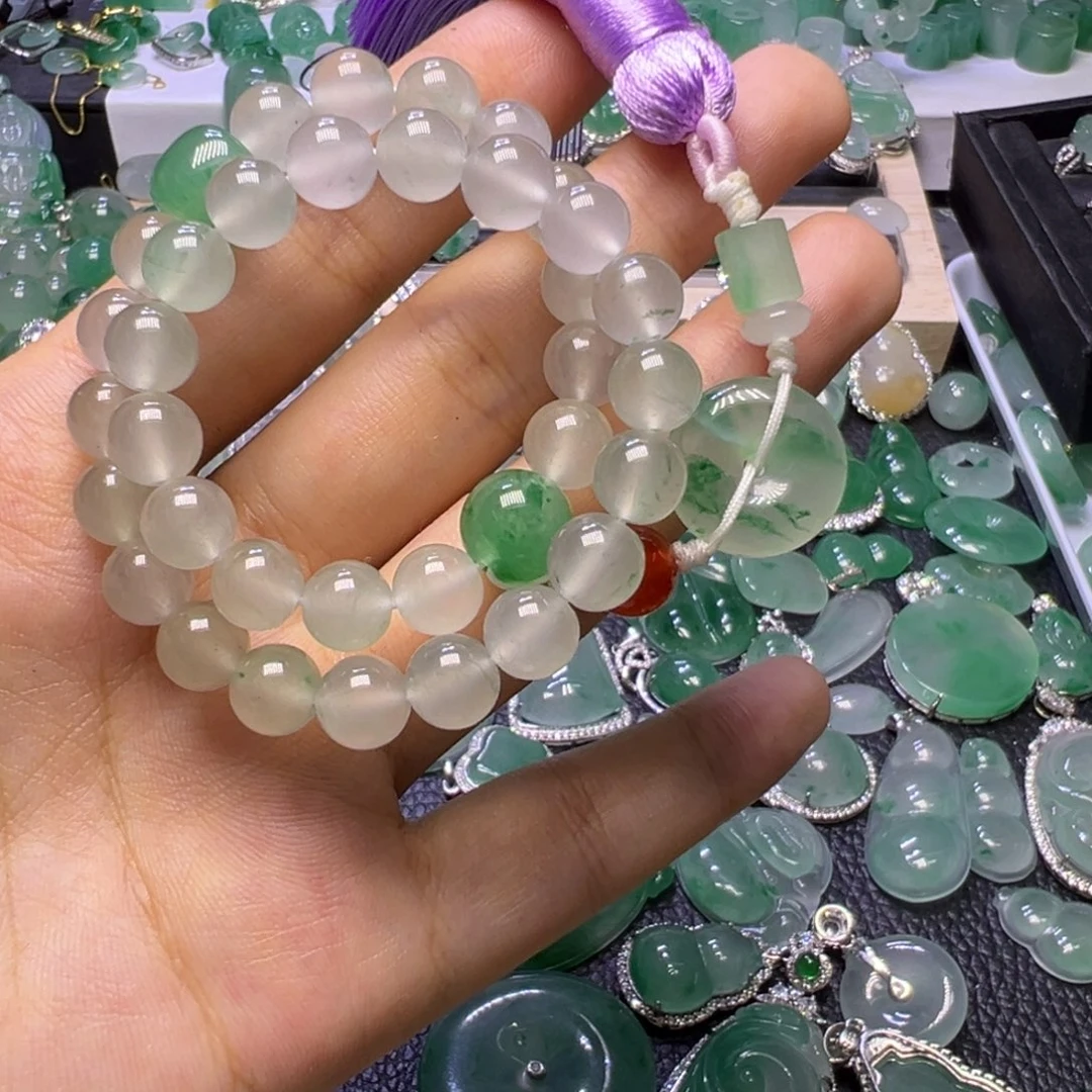 石英质玉（非洲翠）未镶嵌颈饰