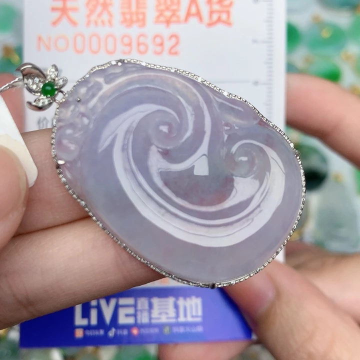 翡翠18K金镶嵌颈饰如意