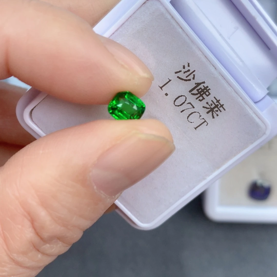 未镶嵌1.07克拉裸石石榴石（沙弗莱）