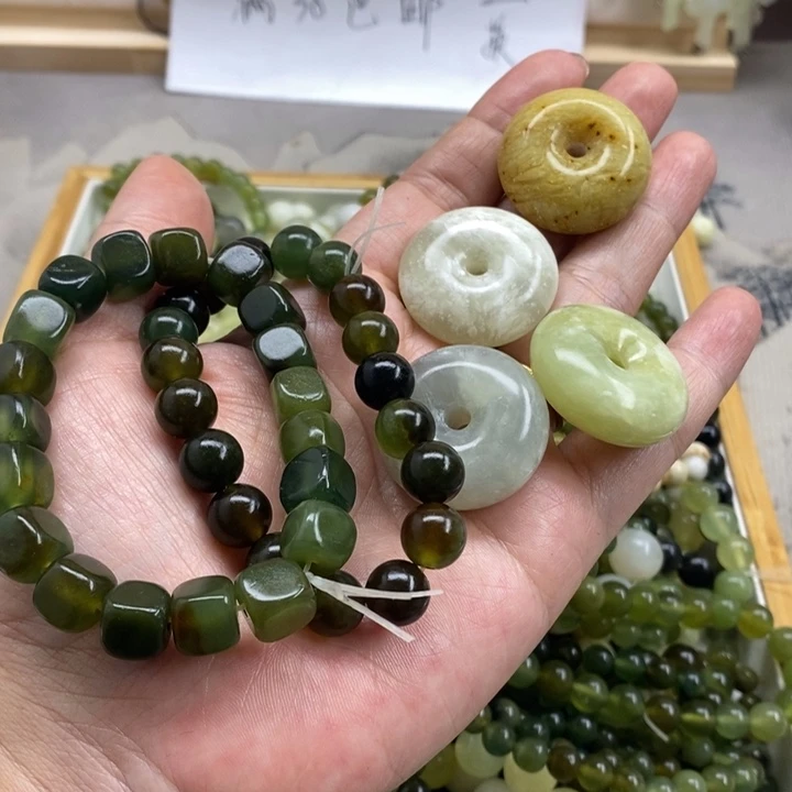 未镶嵌蛇纹石玉颈饰