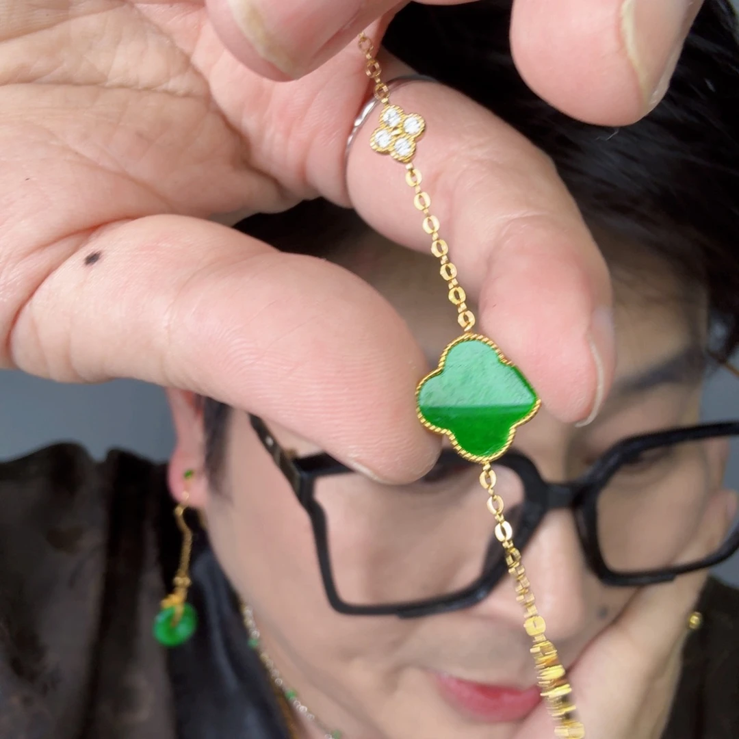 翡翠未镶嵌颈饰一件