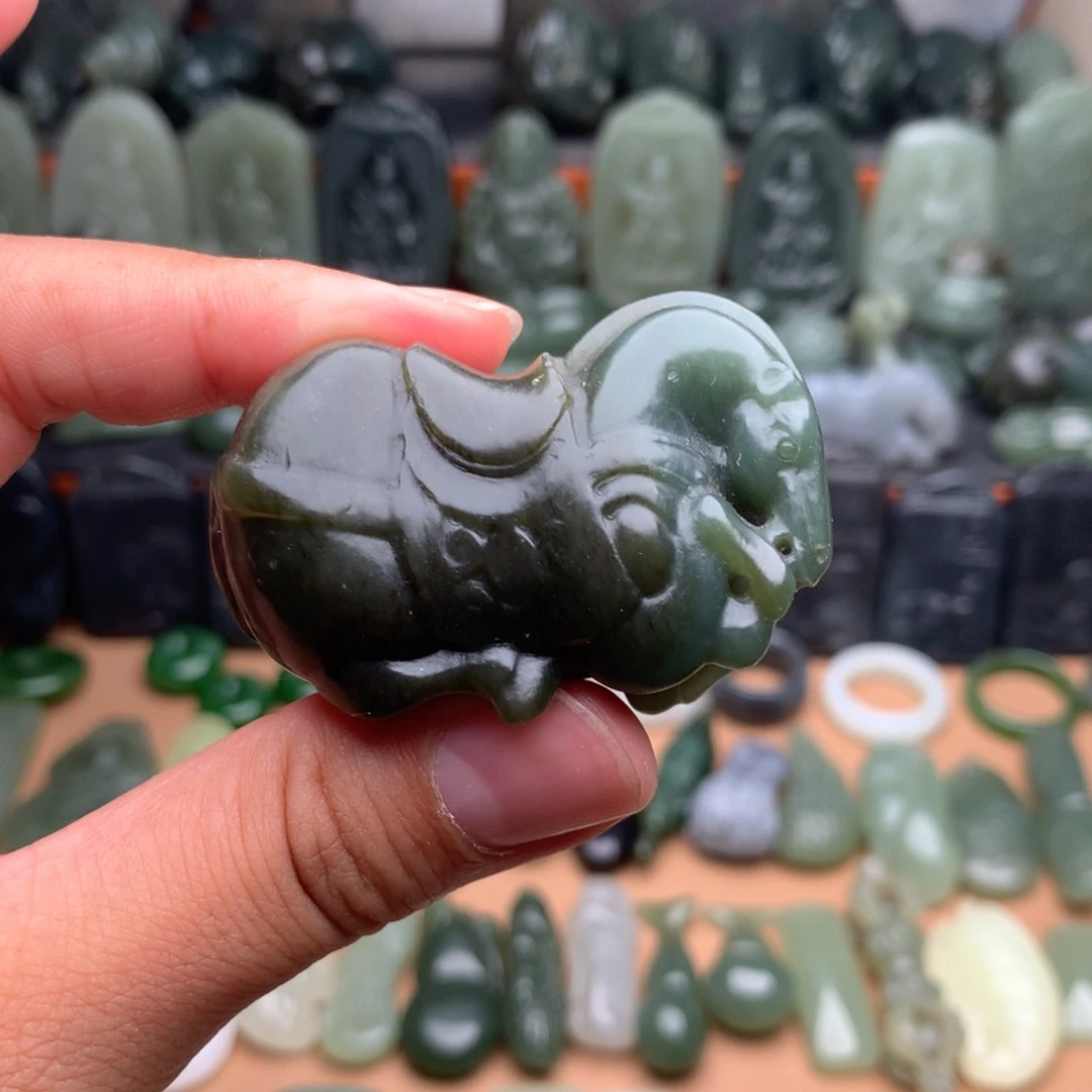 和田玉未镶嵌颈饰挂件65（有包容）