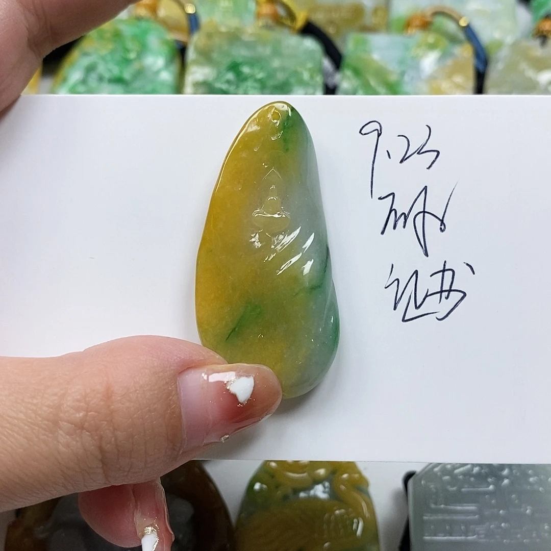 姚***树颈饰未镶嵌翡翠翡翠