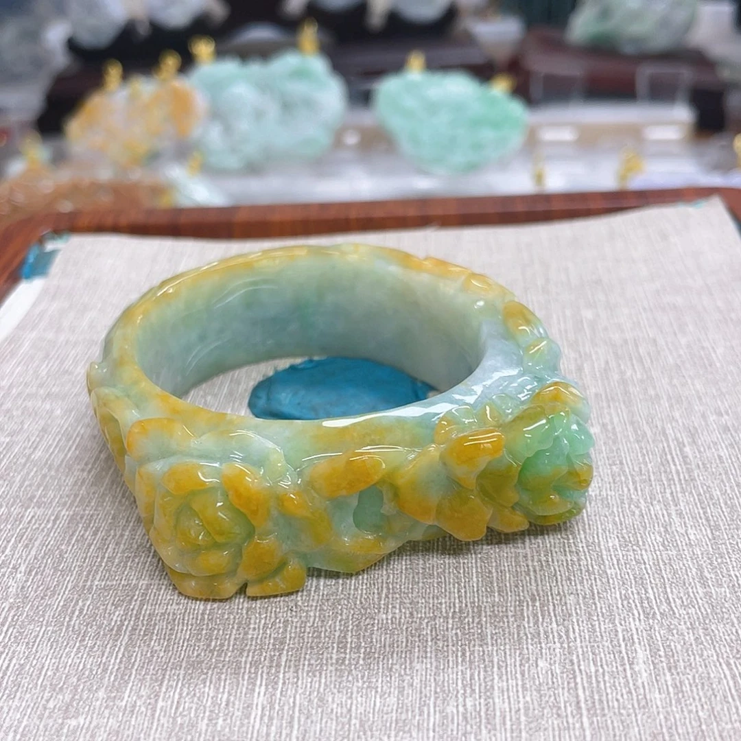 菲***菲翡翠未镶嵌颈饰黄加绿手镯