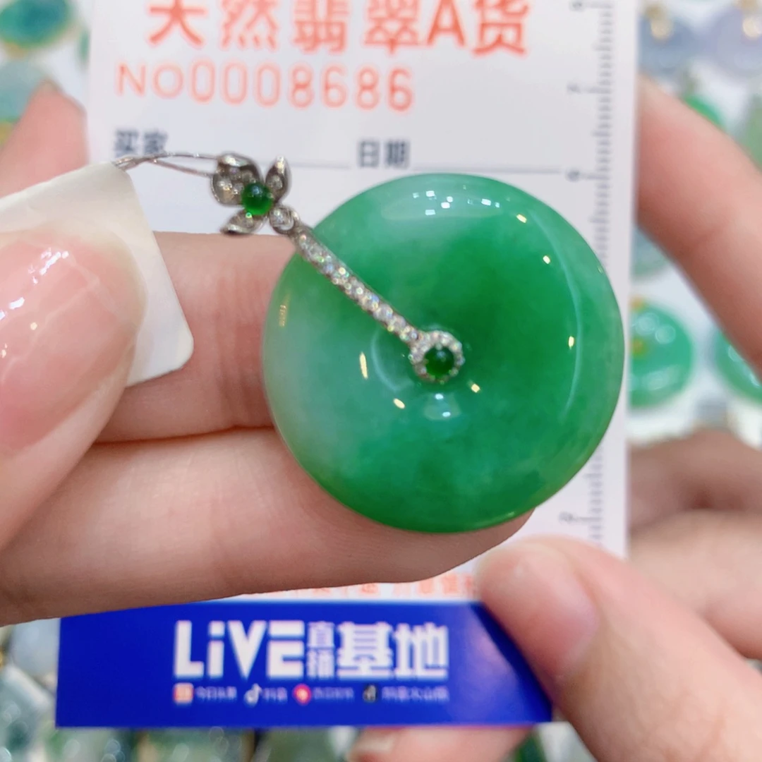 颈饰18K金镶嵌翡翠扣