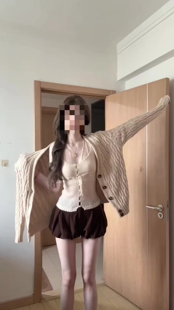 秋季新款出游服装女纯欲风u领显瘦气质内搭针织外套休闲气质短裙