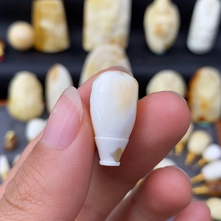 琥珀未镶嵌裸石11金瓷白微瑕三通b900