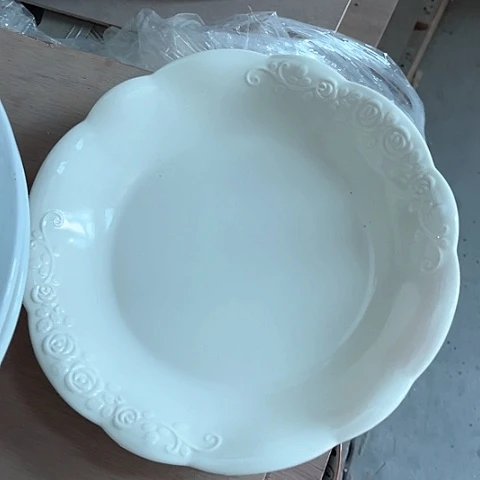 微瑕，不能明火，口径22，高度3，2个奶油色浮雕盘