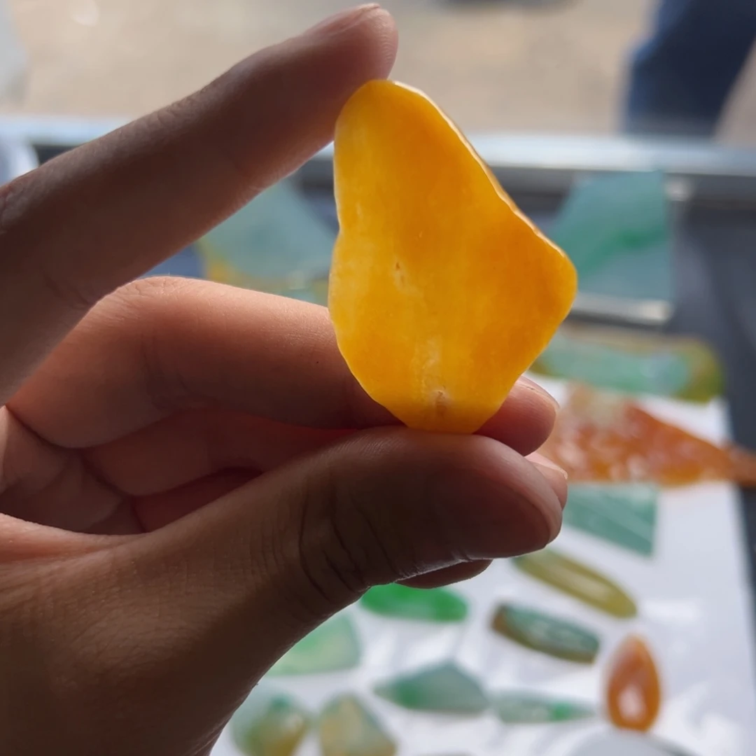 定制翡翠未镶嵌冰黄满色鸡油黄吊坠牌
