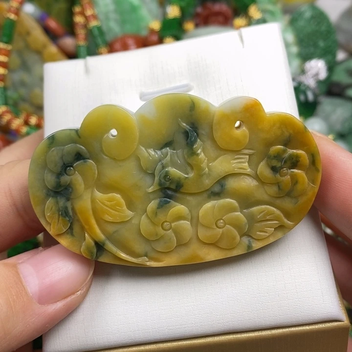 翡翠未镶嵌吊坠(赠链)