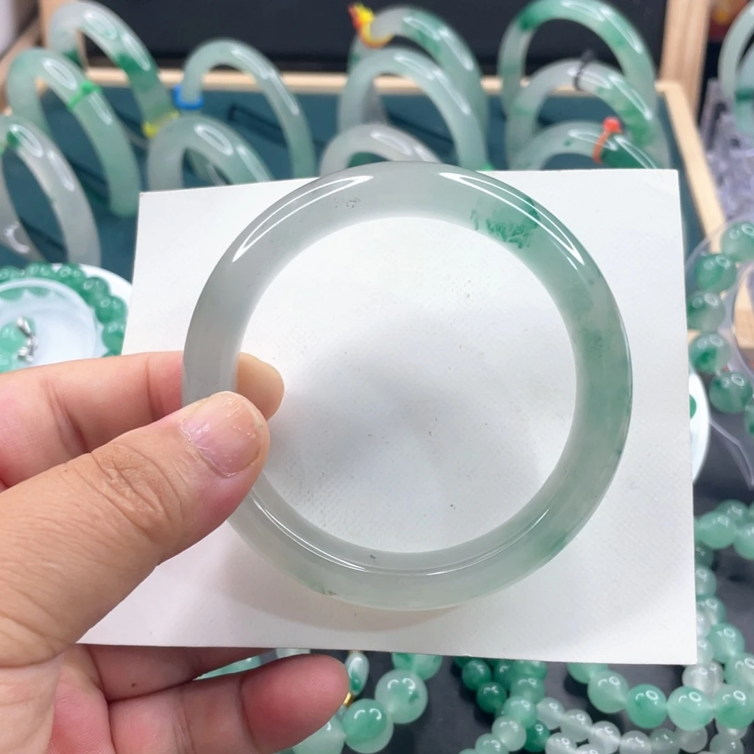 圆***肉未镶嵌手镯石英质玉