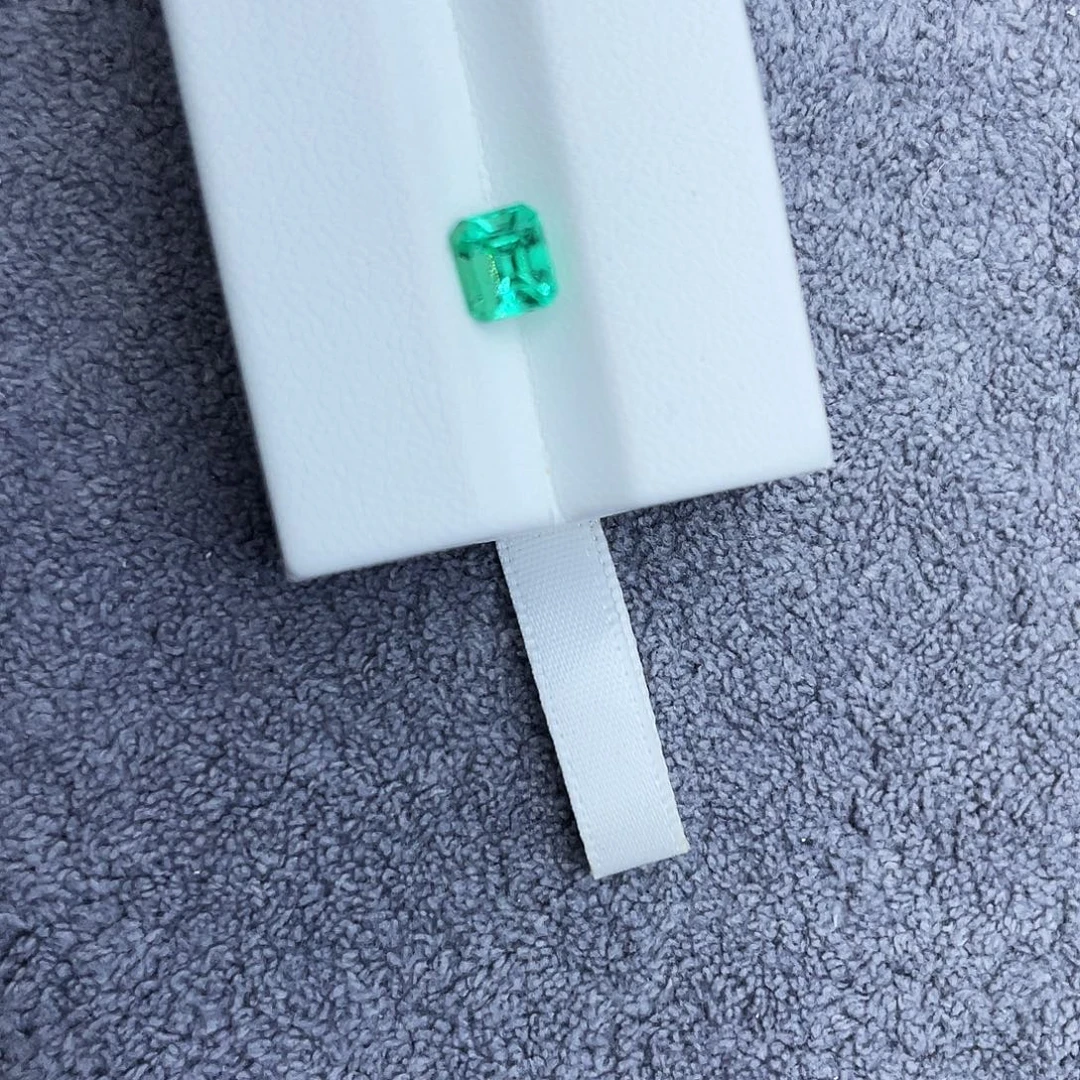 晚****裸石祖母绿0.847Ct。