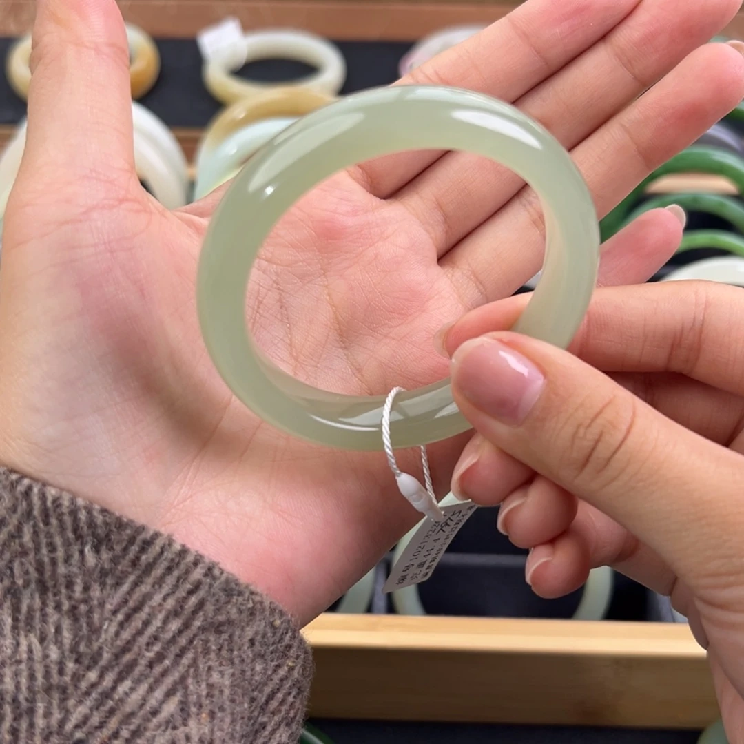 和田玉未镶嵌手镯