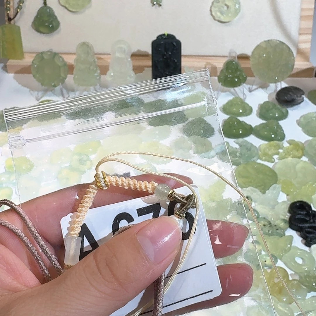 桔***子未镶嵌岫玉颈饰精美礼品