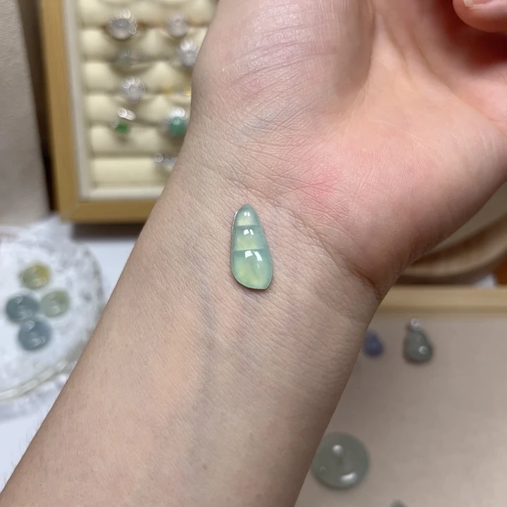 翡翠未镶嵌颈饰甜绿福豆