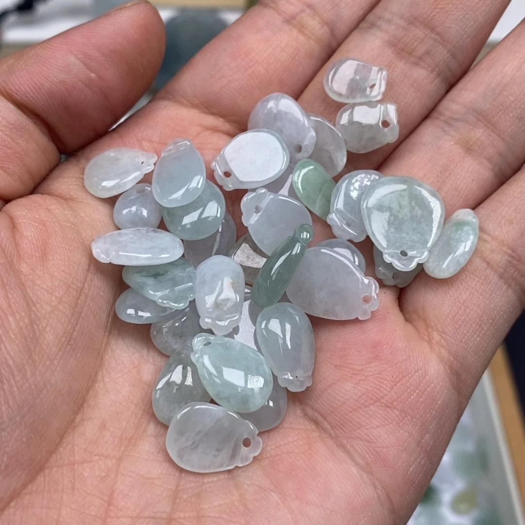 翡翠未镶嵌颈饰一手20个，要多少拍多少