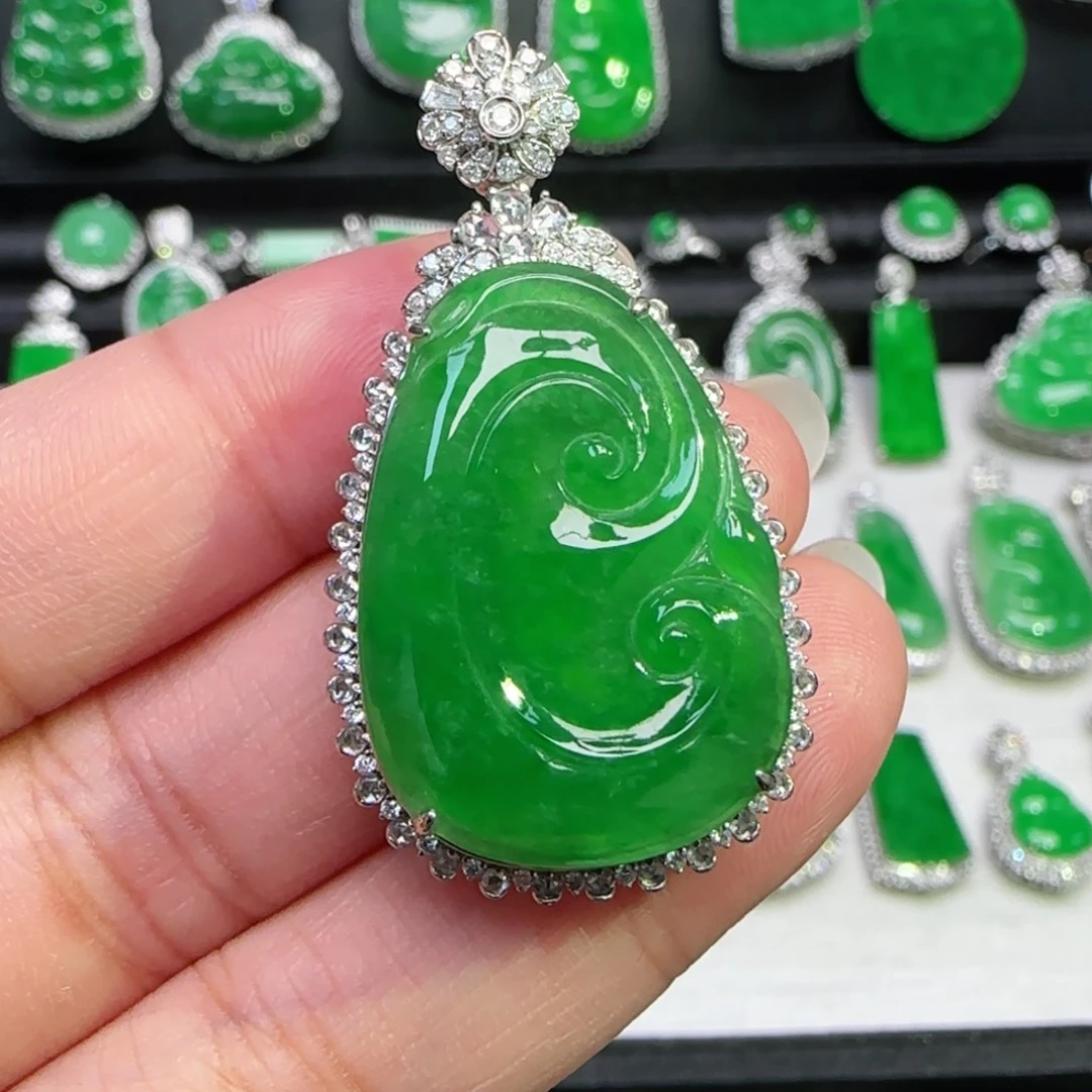 翡翠18K金镶嵌颈饰吊坠