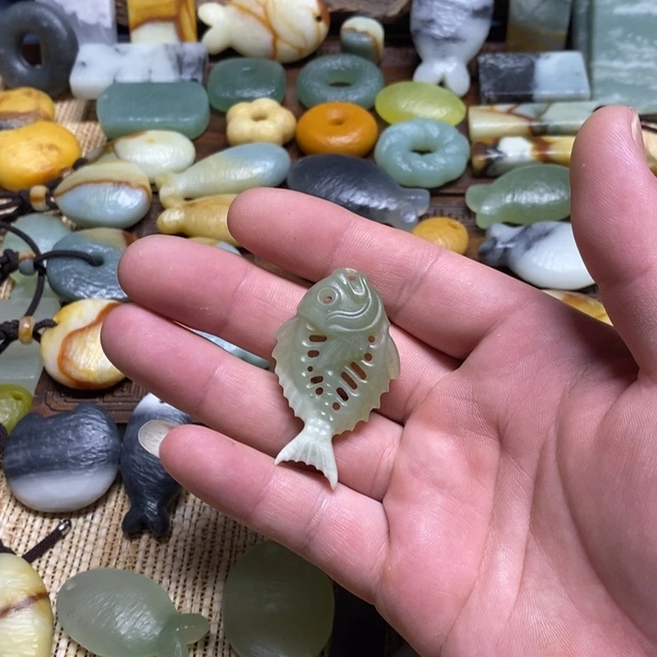 以***后蛇纹石玉未镶嵌颈饰