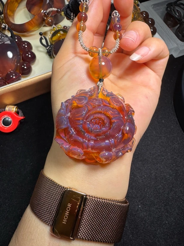 棕珀红蜜花开富贵吊坠