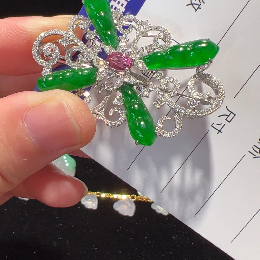 翡翠18K金镶嵌颈饰胸针