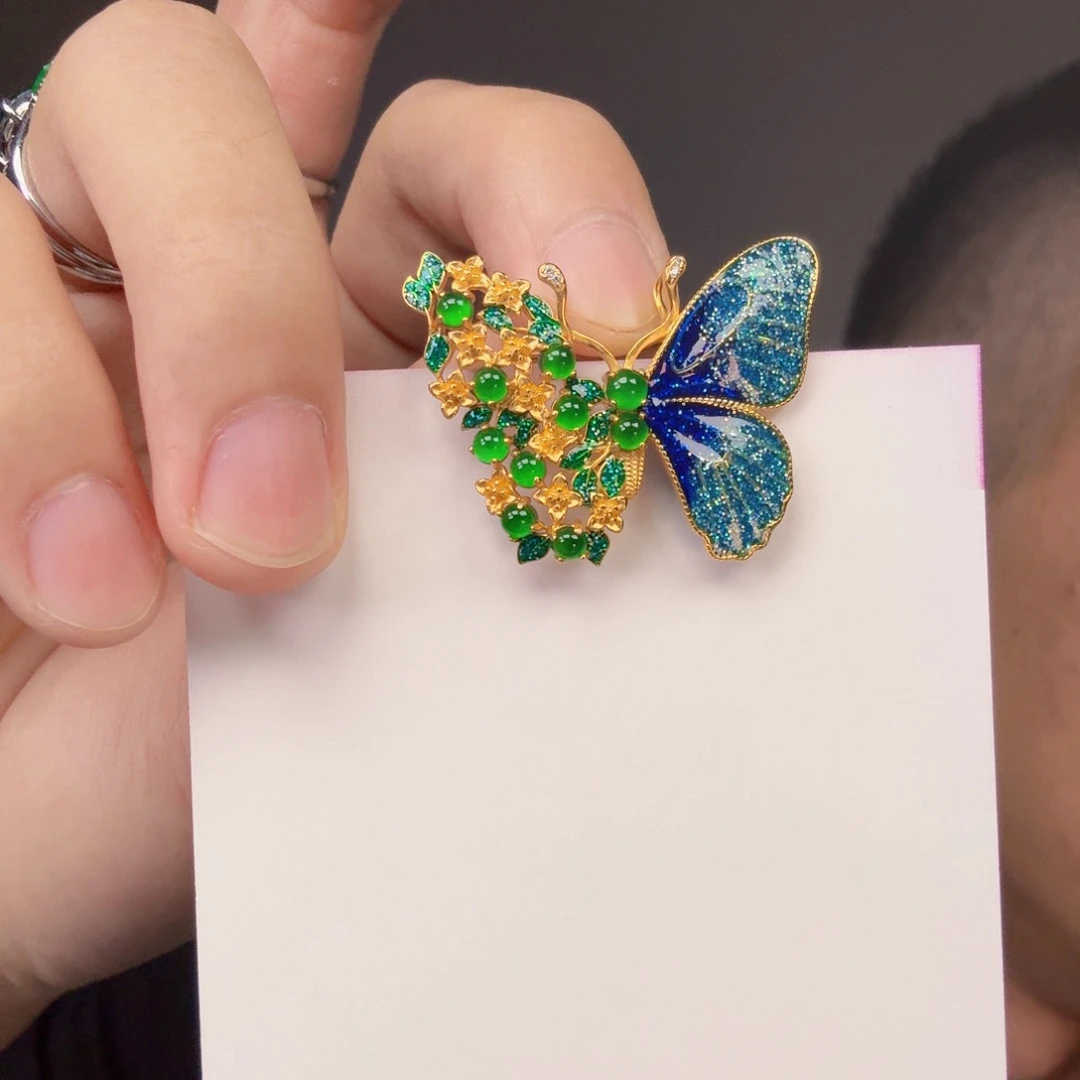 翡翠未镶嵌颈饰一件