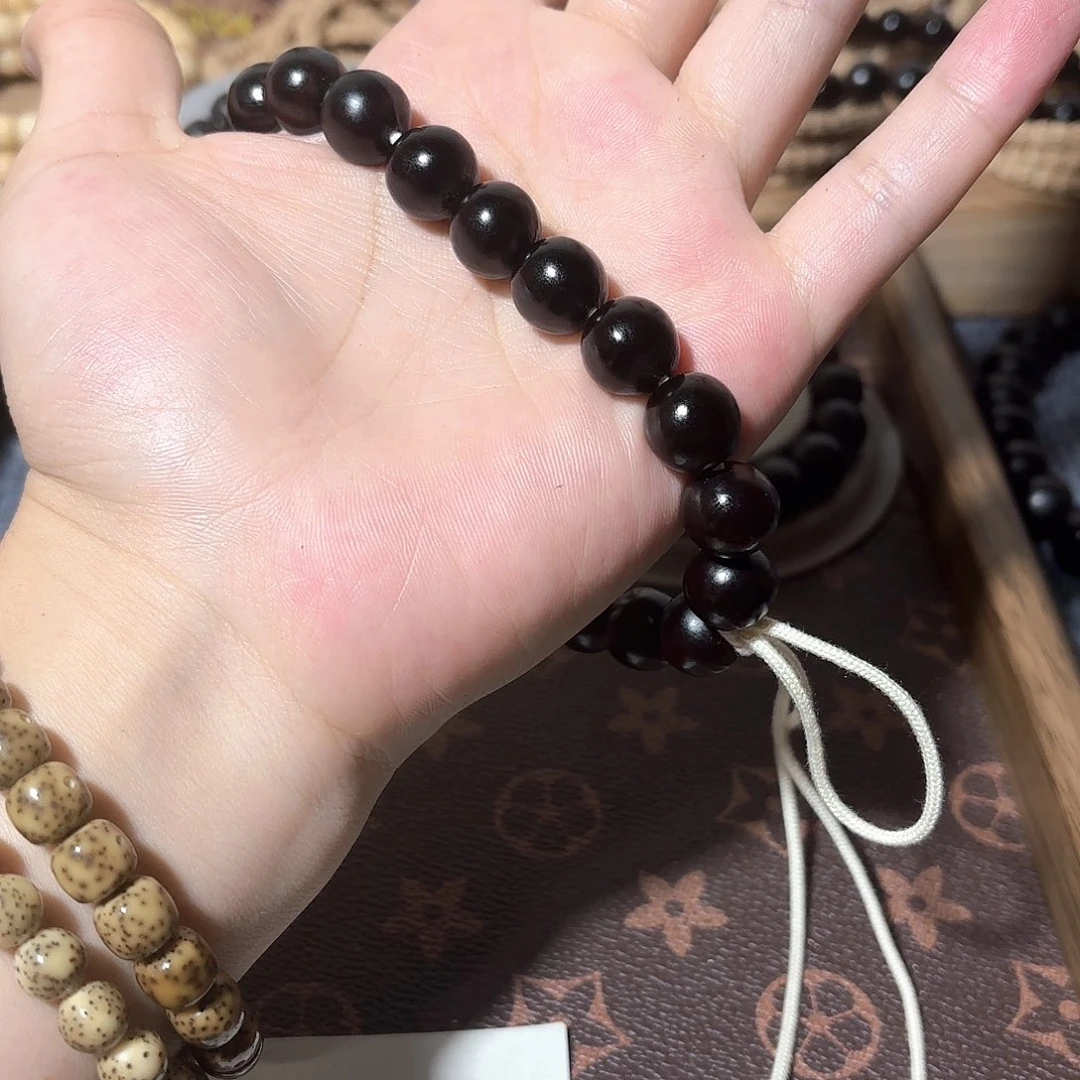 小***哥草珠菩提吊坠手持