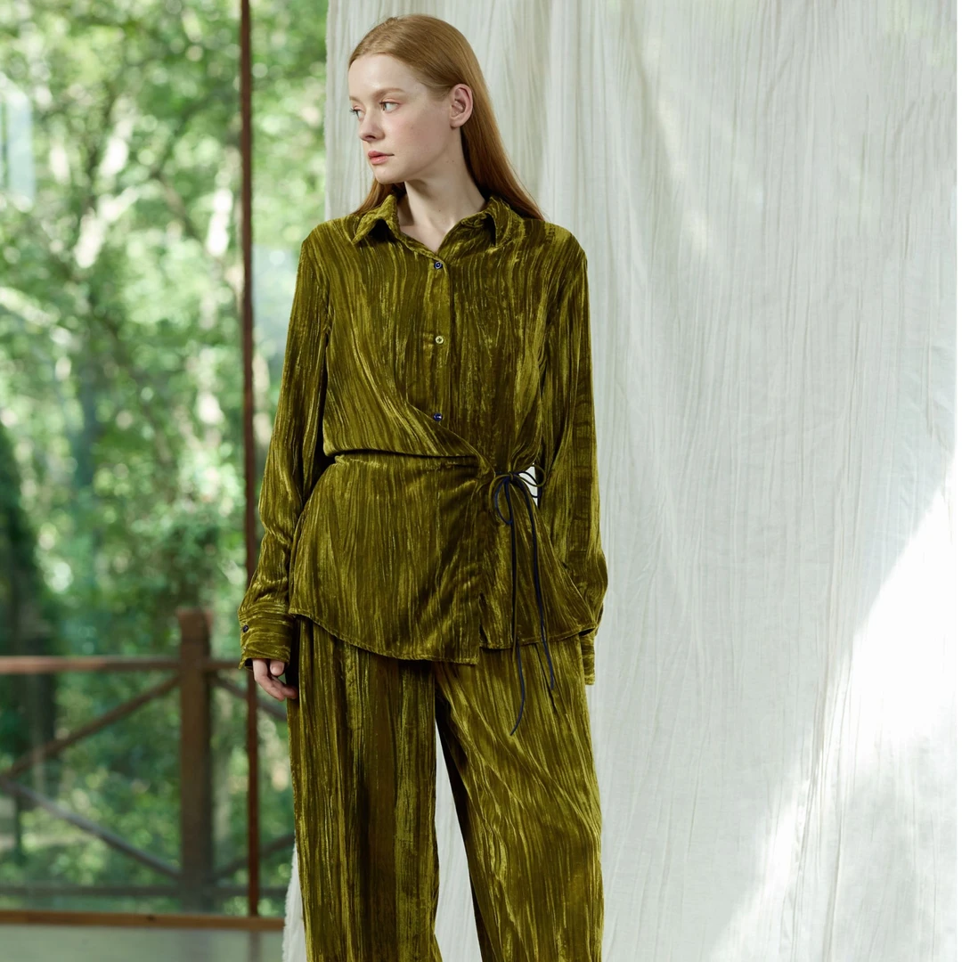 En blanc. ligne crème 苔藓绿丝绒垂坠系带衬衫