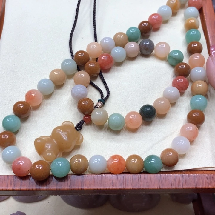 石英质玉颈饰足铂镶嵌