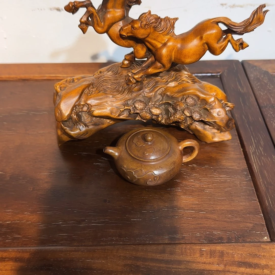 油***腐黄杨木马摆件一个和小把壶一个