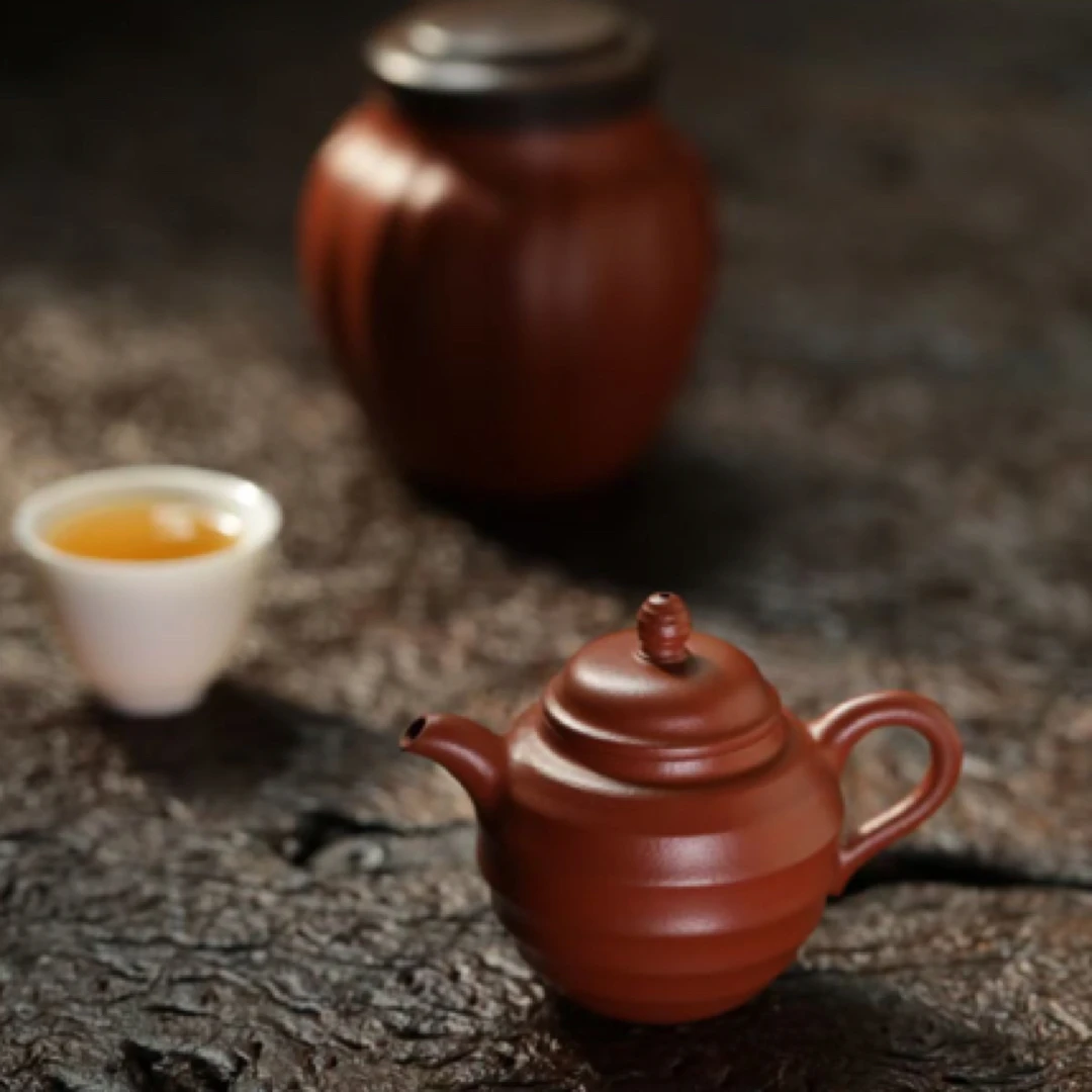 松实壶 泥料：库藏一级大红袍 烧成：黑骨烧 容量：95cc（独孔）