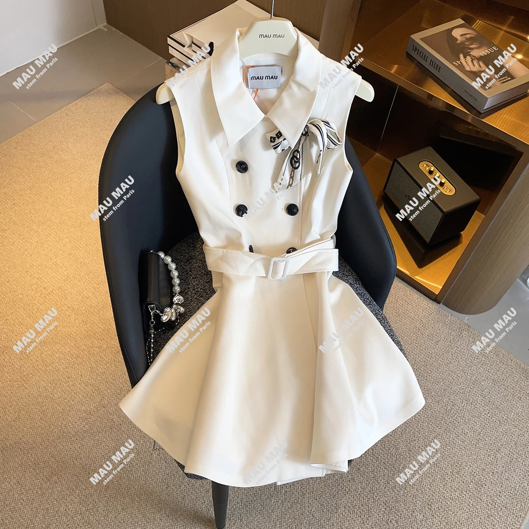 MIUMEM 2025新款老钱风骨翻领白色收腰无袖风衣连衣裙女 DY8149