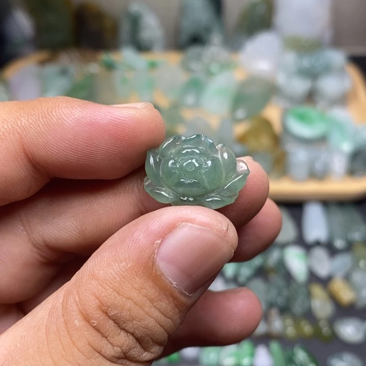 翡翠未镶嵌颈饰莲花