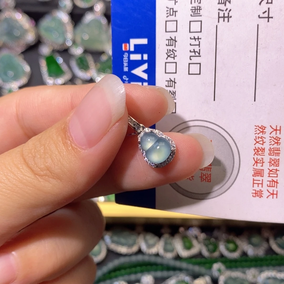 梨***点翡翠银S925镶嵌颈饰天然