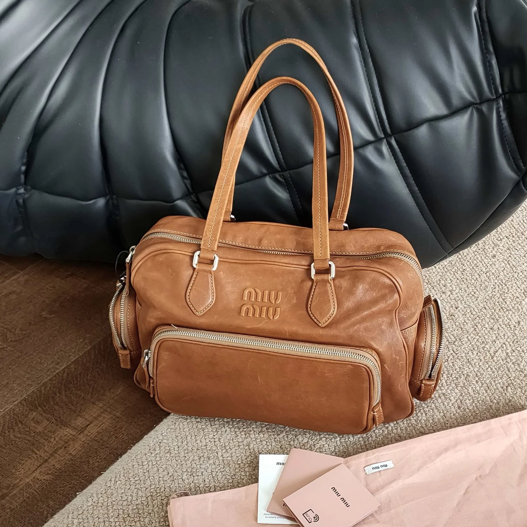 95新 MIU MIU/缪缪 Azul - -24SS 焦糖色做旧牛皮机车包 39486