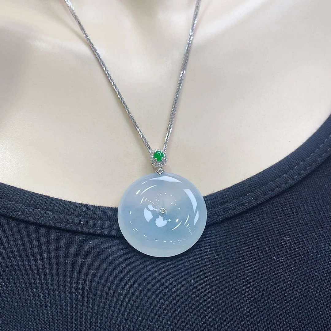 翡翠18K金镶嵌颈饰平安扣