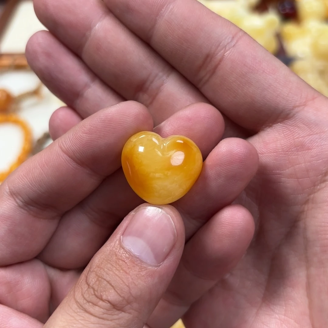 蜜蜡裸石未镶嵌爱心