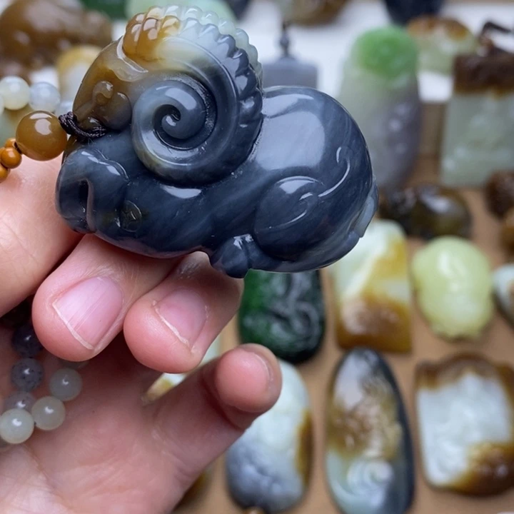 飏***飏和田玉未镶嵌颈饰